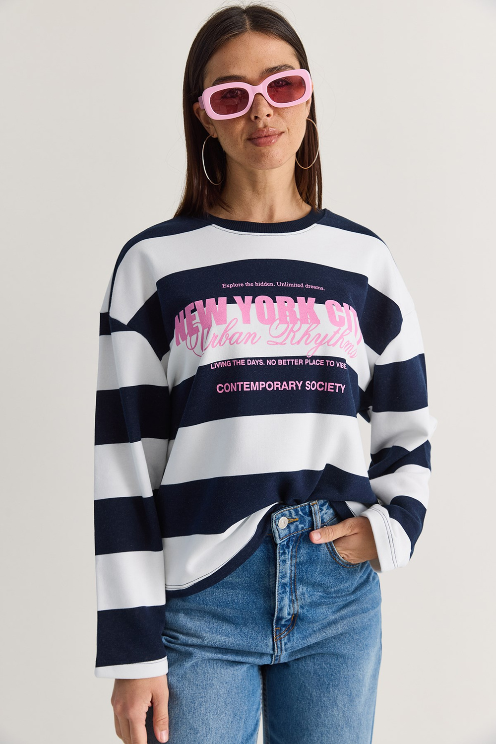 Kadın Oversize Çizgili New York Baskılı Sweatshirt MB9575 60286590 - Beyaz-Lacivert