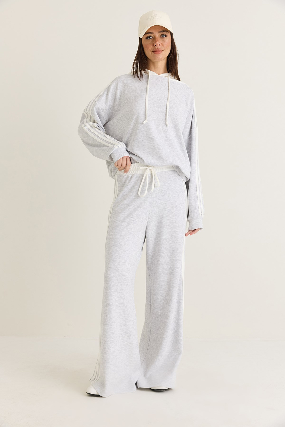 Kadın Şerit Detaylı Kapüşonlu Oversize Sweatshirt Bol Eşofman Altı Takım 4203 60286660 - Gri-Beyaz