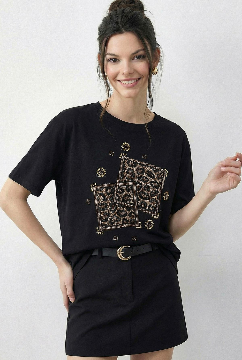 Kadın Taş Baskılı Leopar Desenli Bisiklet Yaka Regular Fit T-Shirt 2209 60283975 - Siyah