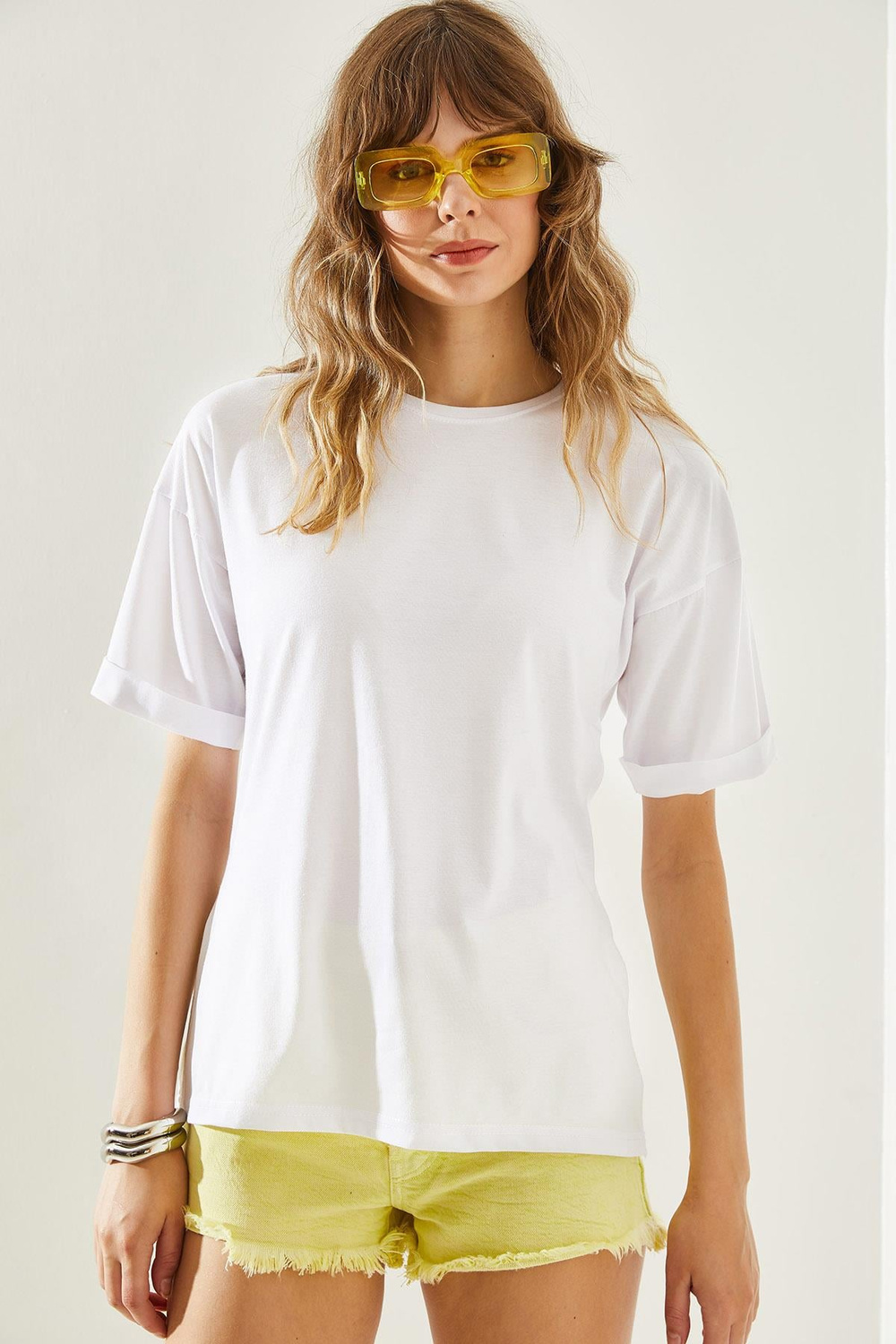 Kadın Yandan Yırtmaçlı Kol Katlama Detaylı Bisiklet Yaka Kısa Kollu Basic T-Shirt 60251203 - Beyaz