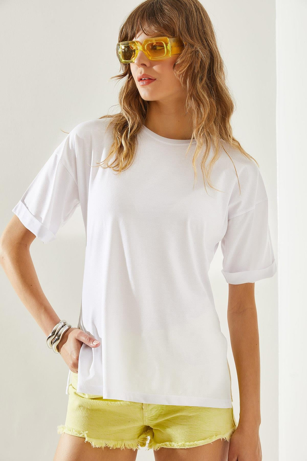 Kadın Yandan Yırtmaçlı Kol Katlama Detaylı Bisiklet Yaka Kısa Kollu Basic T-Shirt 60251203 - Beyaz