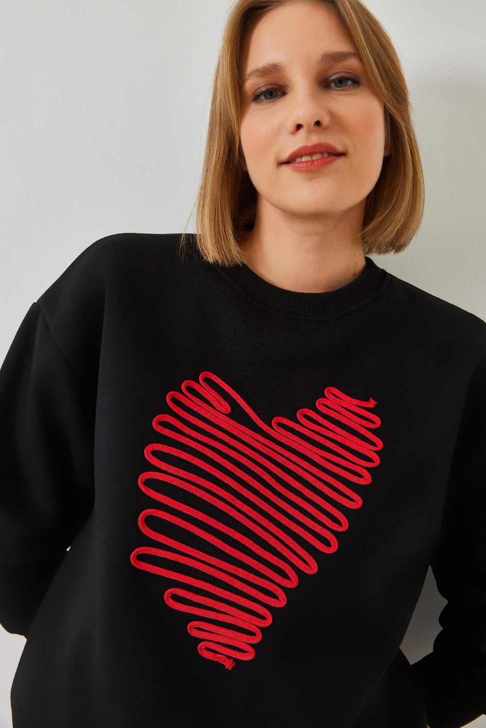 Kadın Kalp Nakışlı Sweatshirt 60601030 - Siyah