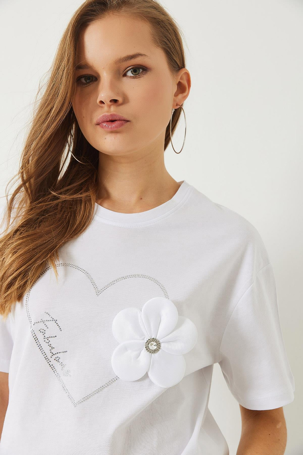 Kadın Kalpli Taş Baskılı Çiçek Aksesuarlu Bisiklet Yaka Pamuklu T-Shirt 60283098 - Beyaz