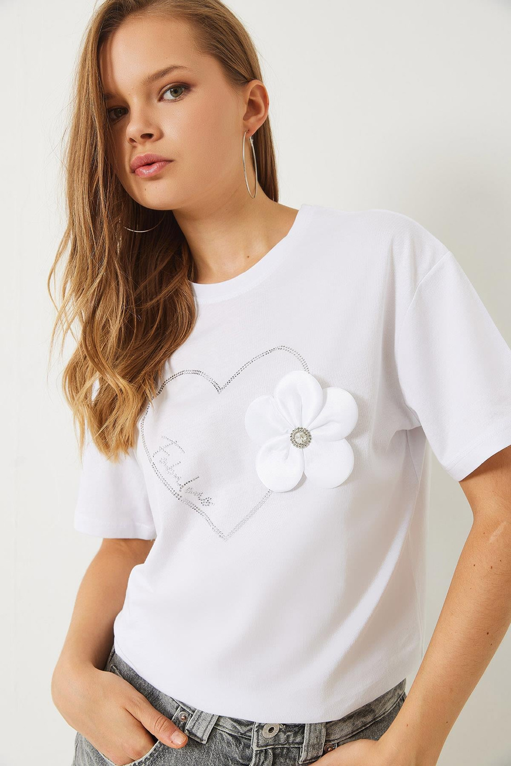 Kadın Kalpli Taş Baskılı Çiçek Aksesuarlu Bisiklet Yaka Pamuklu T-Shirt 60283098 - Beyaz