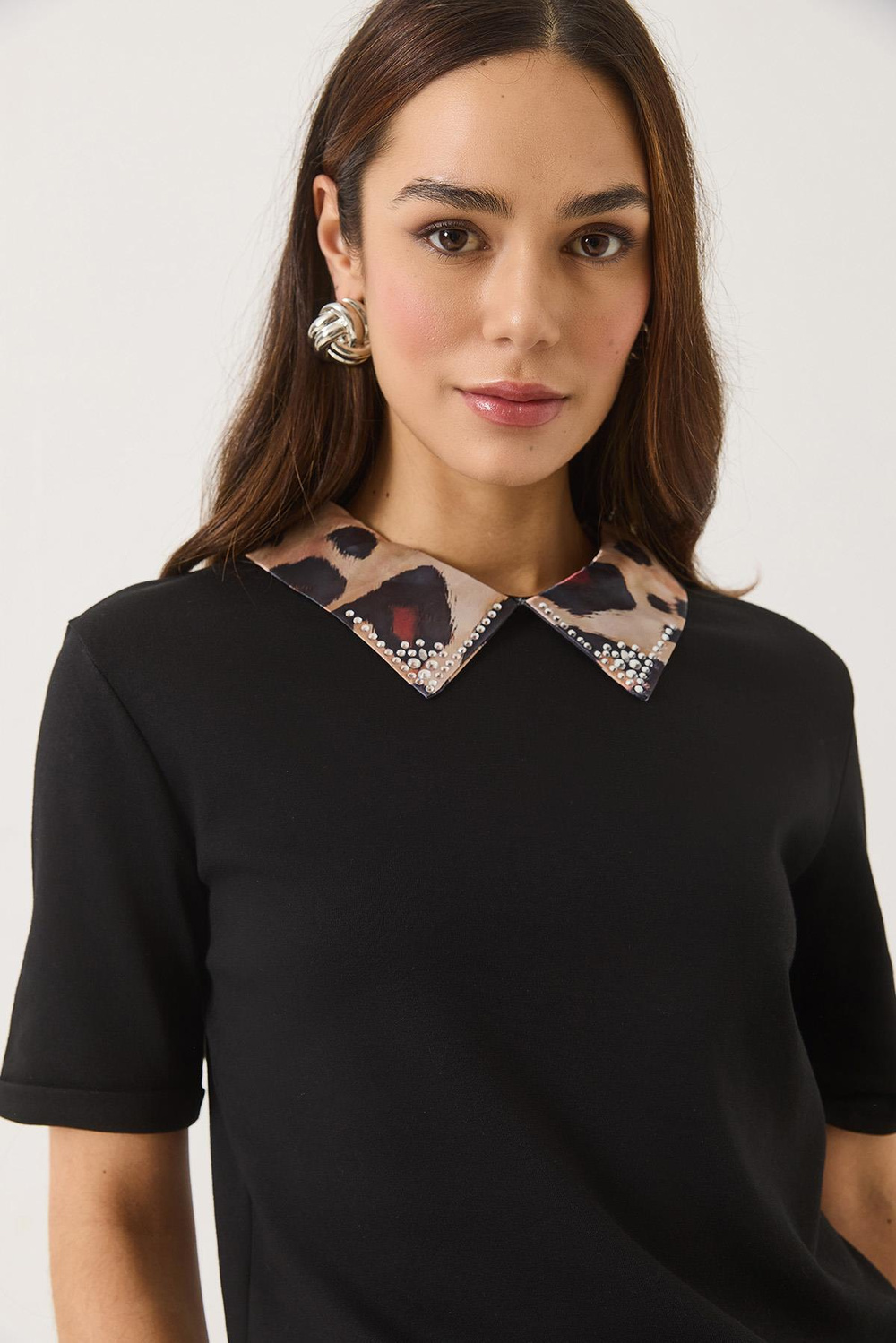 Kadın Leopar Desenli Taş Detaylı Saten Polo Yaka Kısa Kollu T-Shirt 60283147 - Siyah