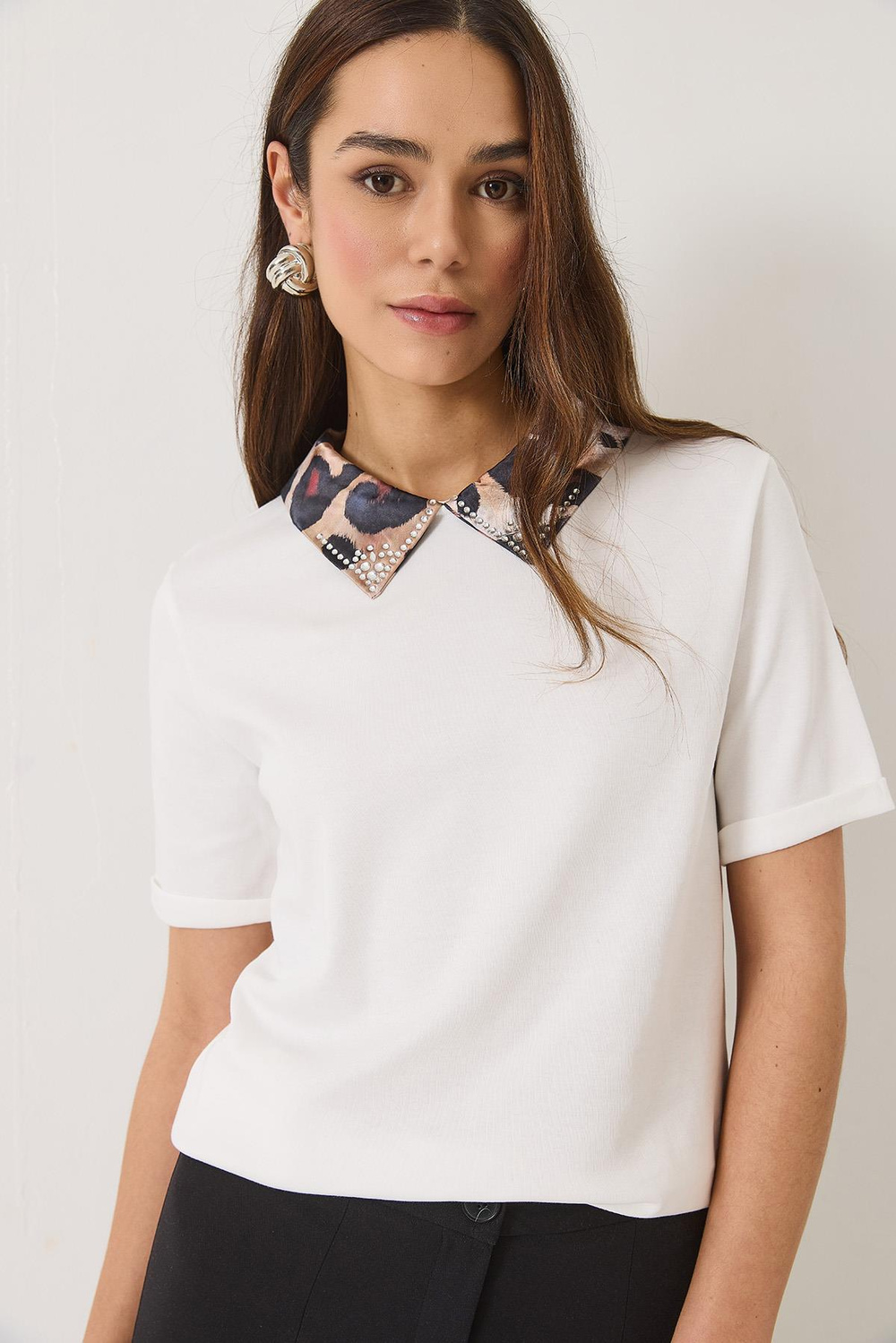 Kadın Leopar Desenli Taş Detaylı Saten Polo Yaka Kısa Kollu T-Shirt 60283147 - Beyaz
