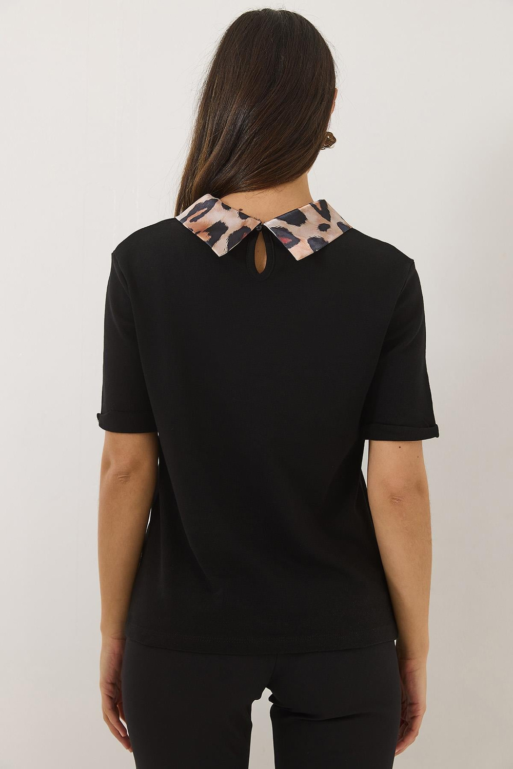 Kadın Leopar Desenli Taş Detaylı Saten Polo Yaka Kısa Kollu T-Shirt 60283147 - Siyah