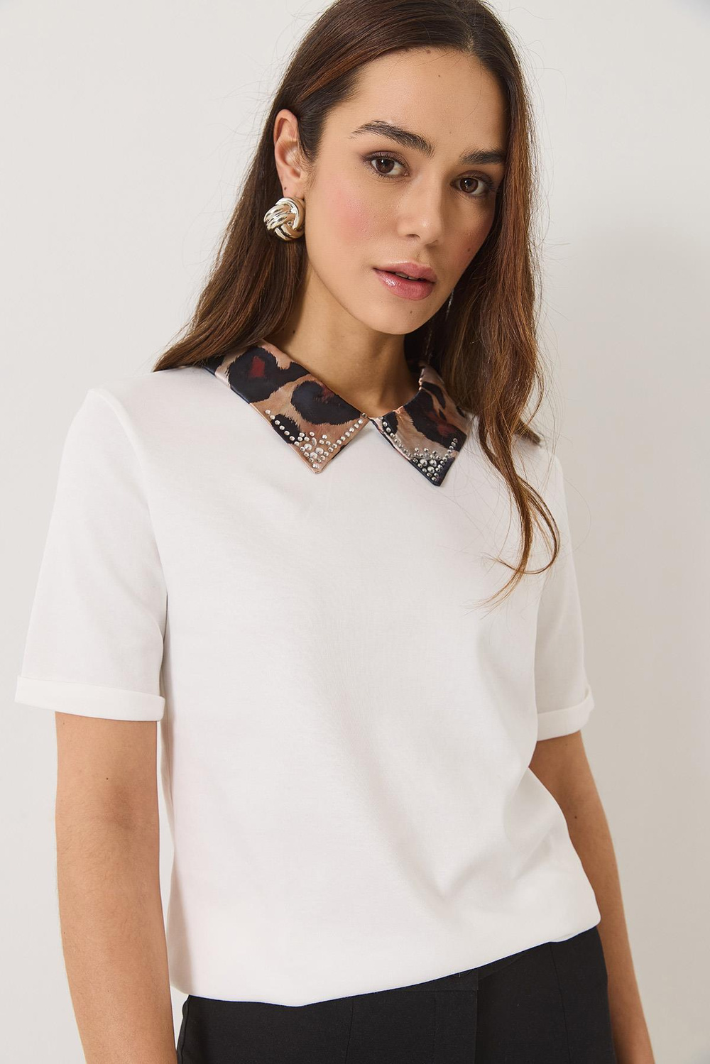 Kadın Leopar Desenli Taş Detaylı Saten Polo Yaka Kısa Kollu T-Shirt 60283147 - Beyaz