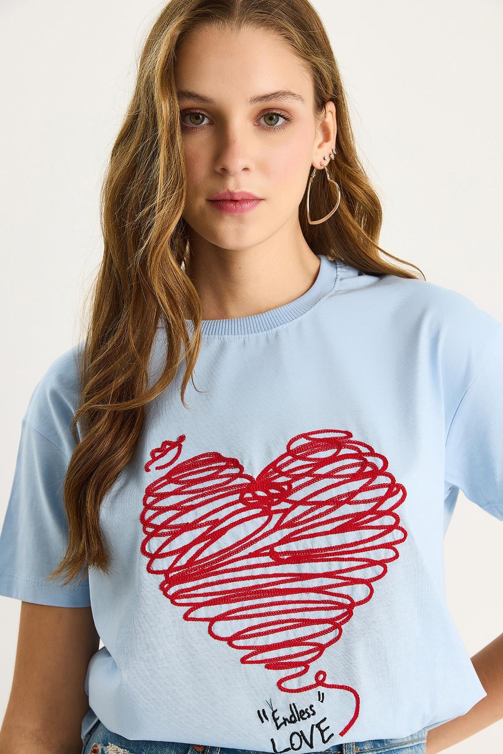 Kadın Pamuklu Kısa Kollu Bisiklet Yaka Kalp Nakışlı T-Shirt 60602028 - Bebe Mavisi