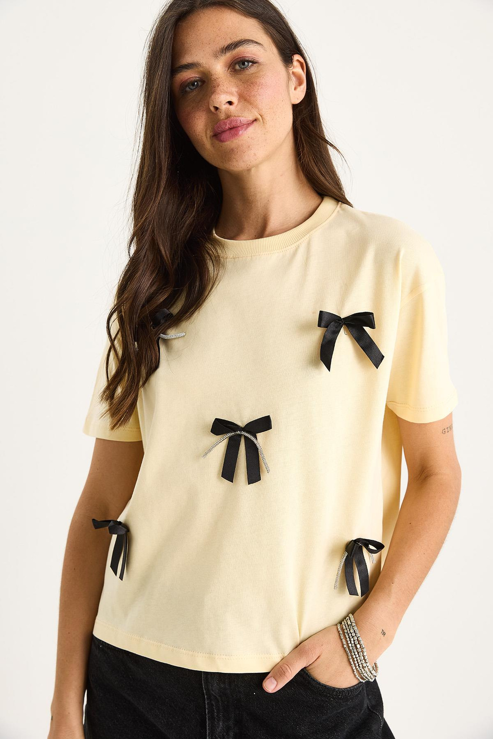 Kadın Saten Kurdela Aksesuarlı Taş Detaylı T-Shirt 60602011 - Tereyağ