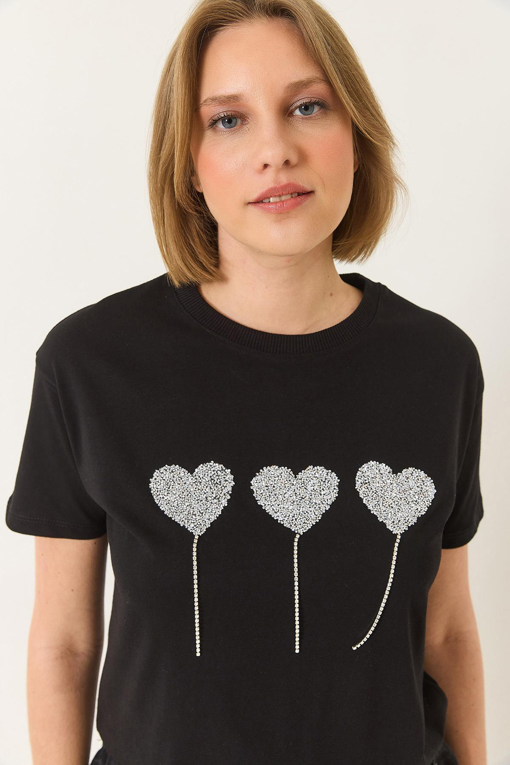 Kadın Taşlı Kalp Detaylı Kısa Kollu Pamuklu T-Shirt 60602038 - Siyah