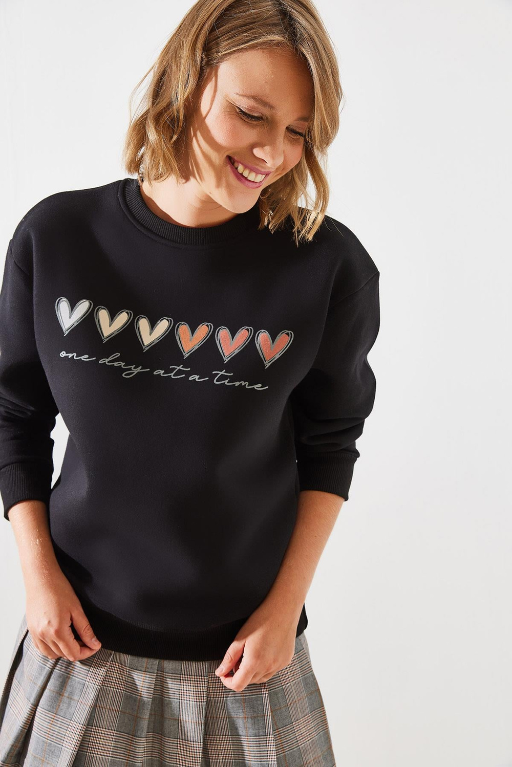 Kadın Üç İplik Şardonlu Renkli Kalp Baskılı Sweatshirt MBHS007 60601007 - Siyah
