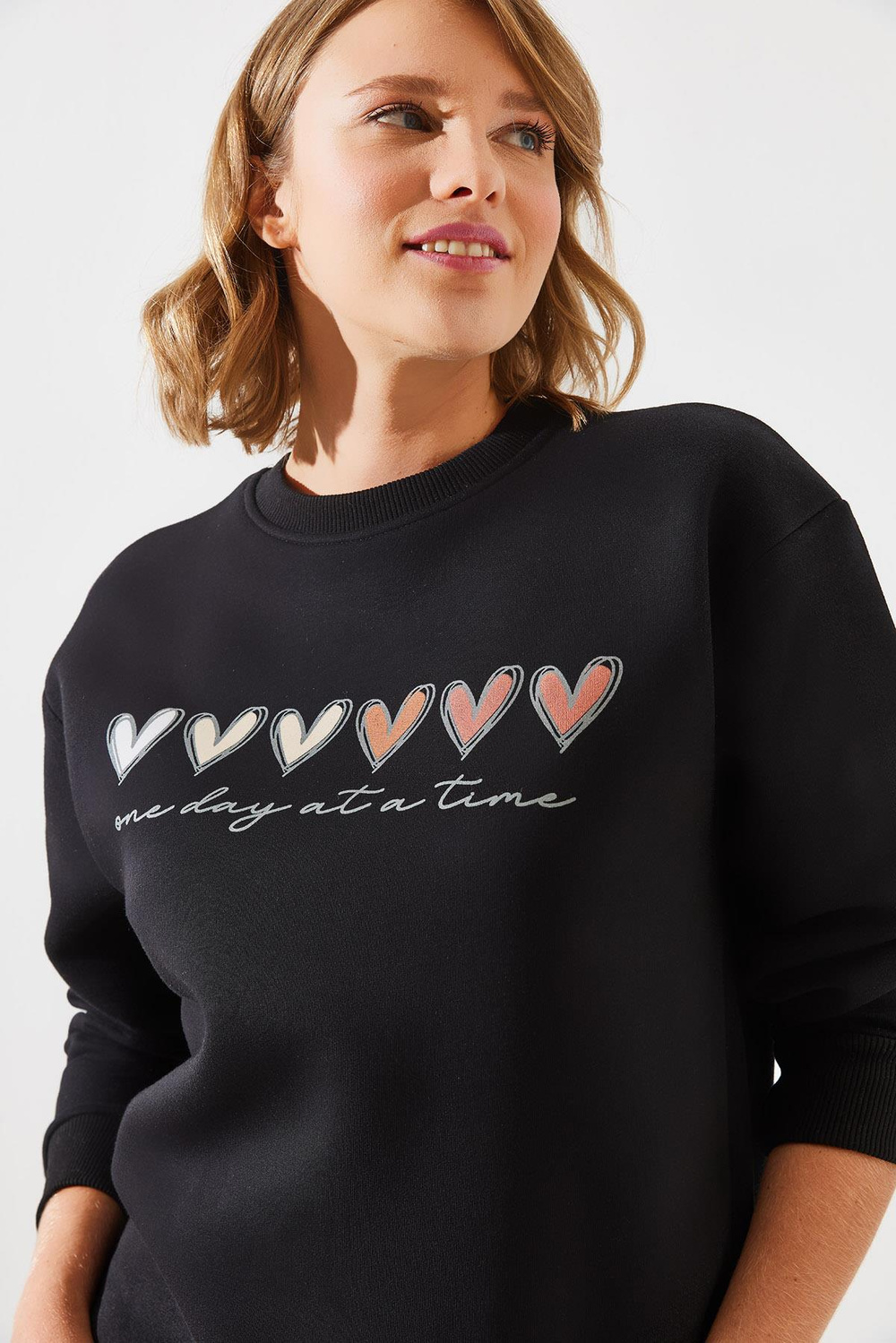 Kadın Üç İplik Şardonlu Renkli Kalp Baskılı Sweatshirt MBHS007 60601007 - Siyah