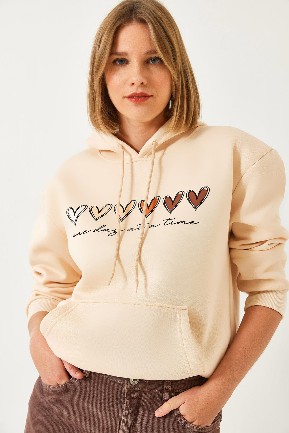 Kadın Üç İplik Şardonlu Renkli Kalp Baskılı Kapşonlu Sweatshirt MBHS025 60601025 - Bej