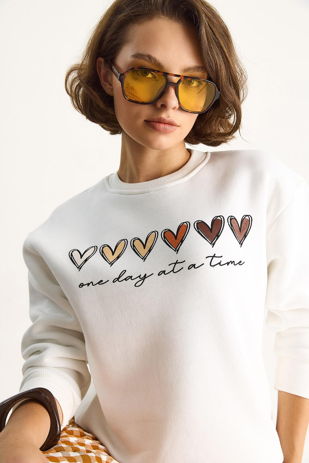 Kadın Üç İplik Şardonlu Renkli Kalp Baskılı Sweatshirt MBHS007 60601007 - Ekru