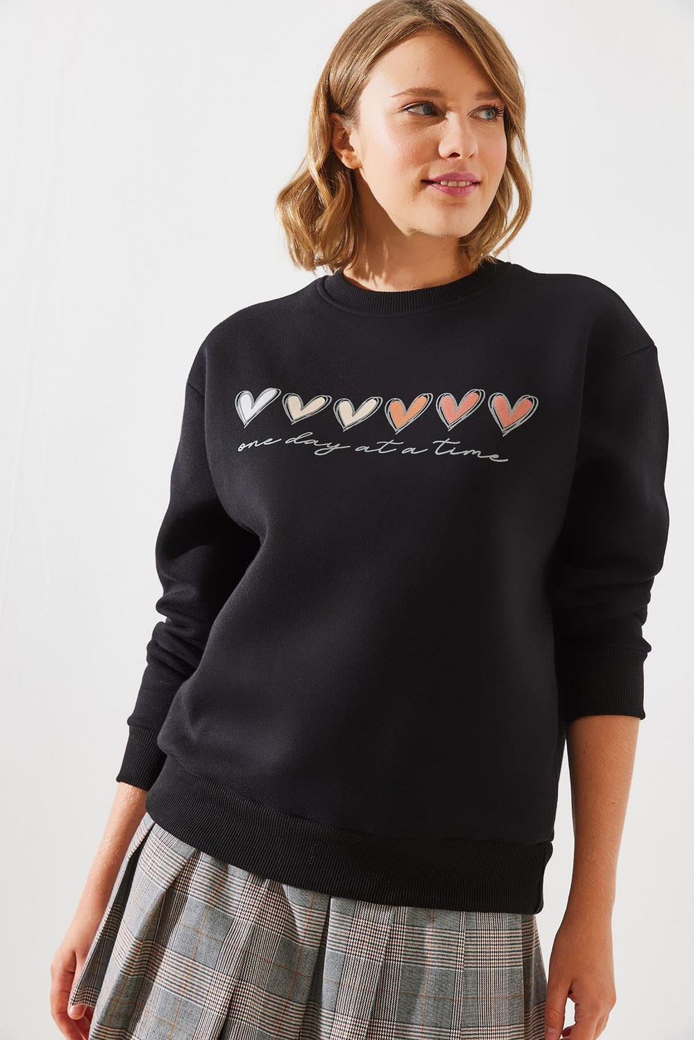 Kadın Üç İplik Şardonlu Renkli Kalp Baskılı Sweatshirt MBHS007 60601007 - Siyah