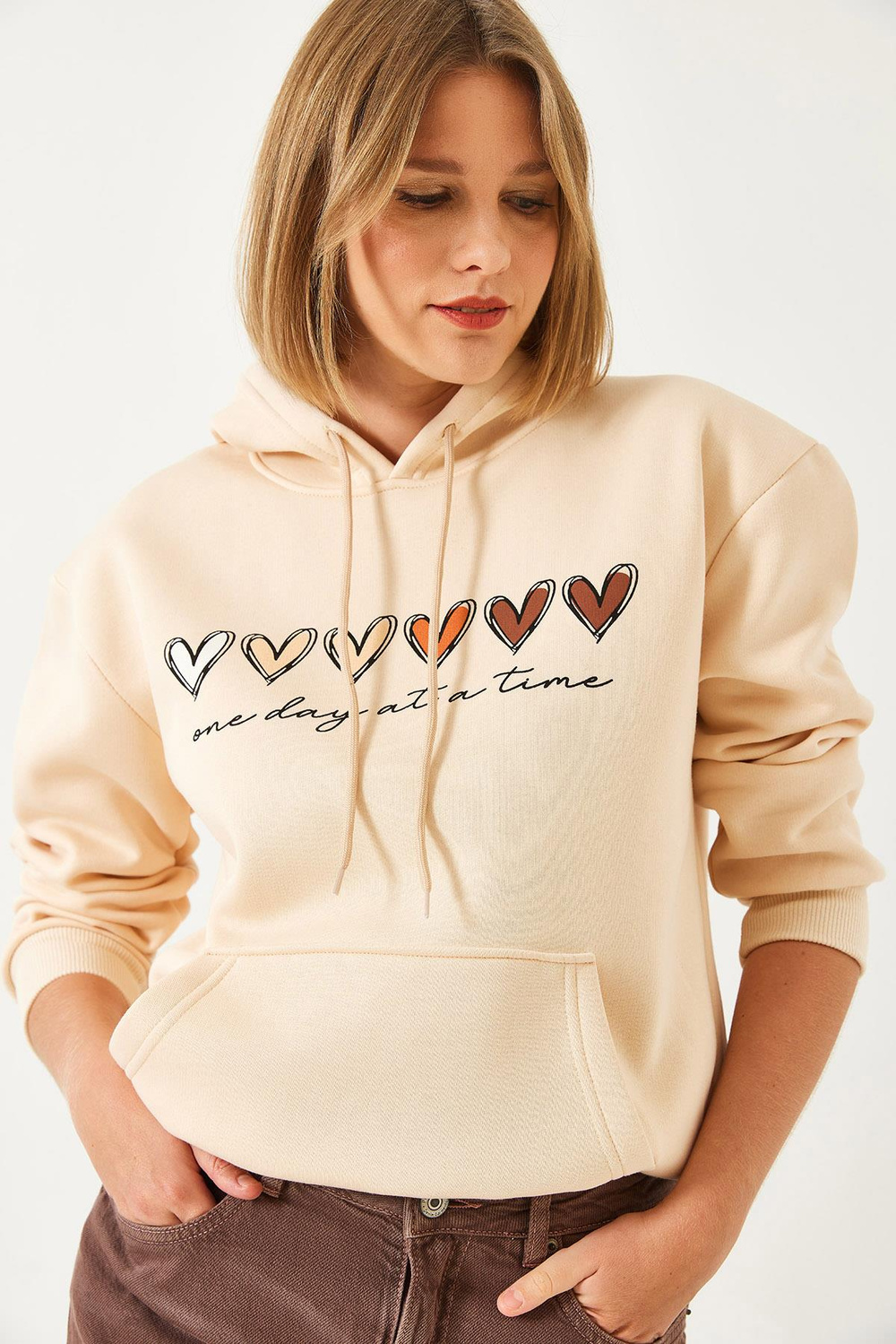 Kadın Üç İplik Şardonlu Renkli Kalp Baskılı Kapşonlu Sweatshirt MBHS025 60601025 - Bej