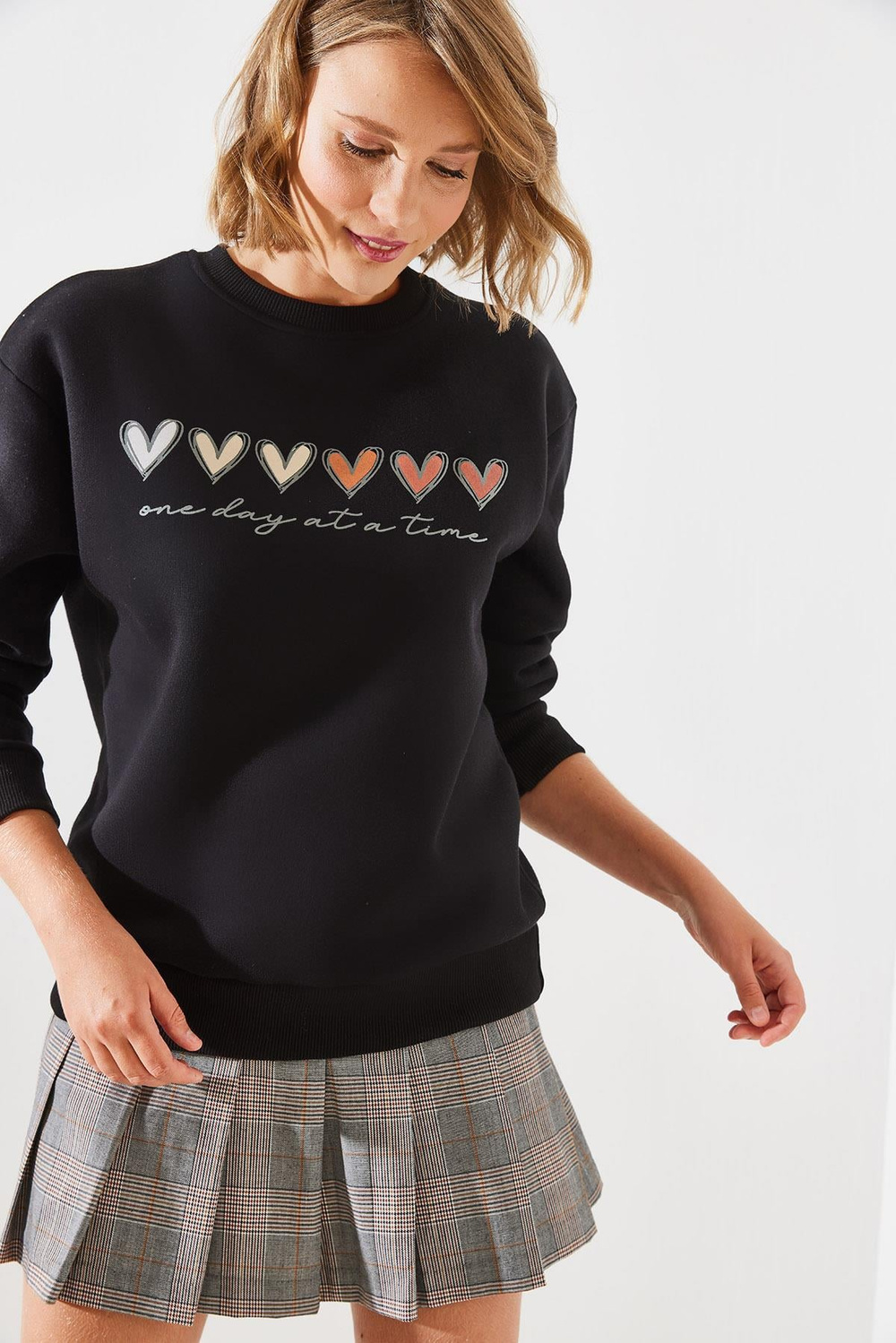 Kadın Üç İplik Şardonlu Renkli Kalp Baskılı Sweatshirt MBHS007 60601007 - Siyah