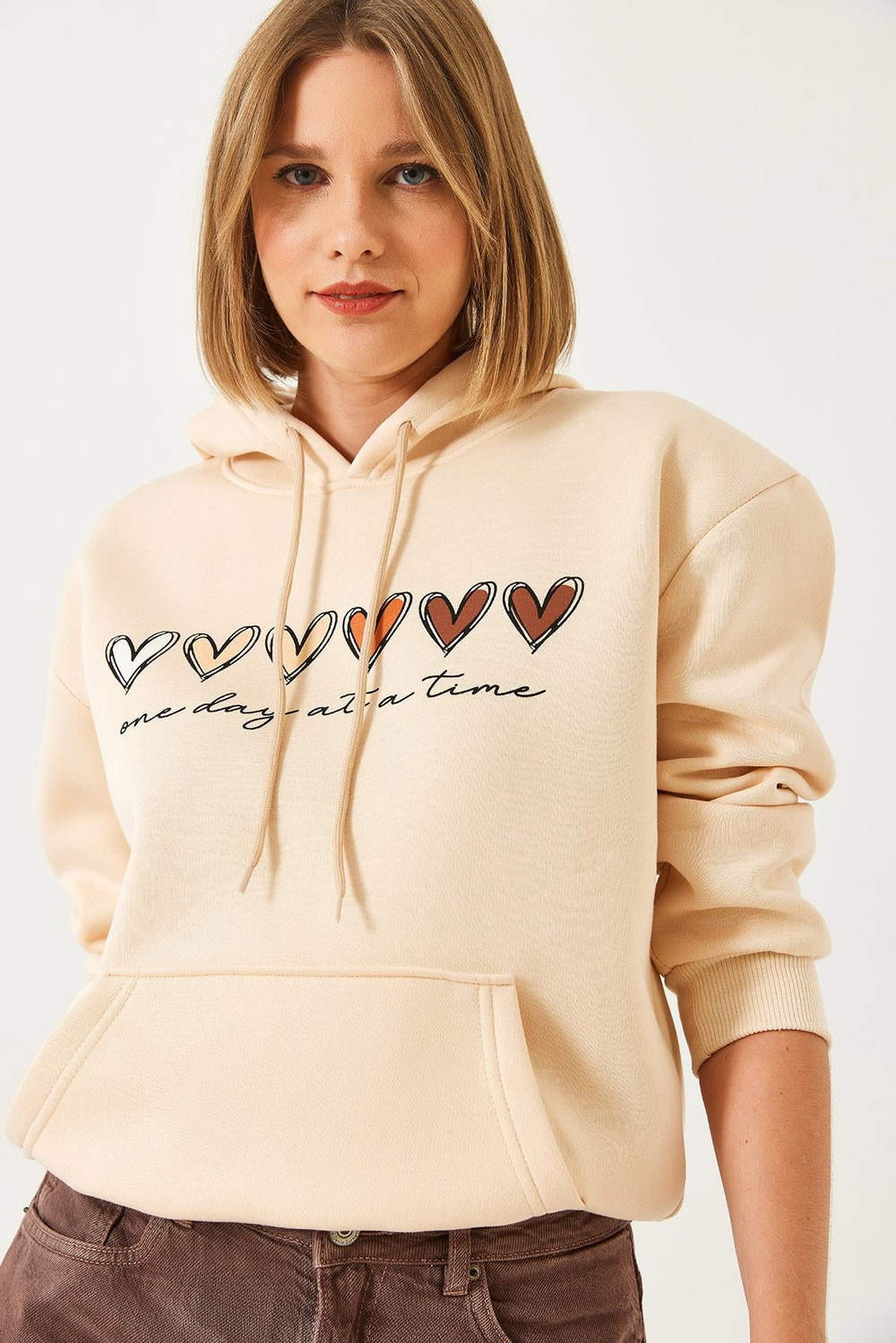 Kadın Üç İplik Şardonlu Renkli Kalp Baskılı Kapşonlu Sweatshirt MBHS025 60601025 - Bej