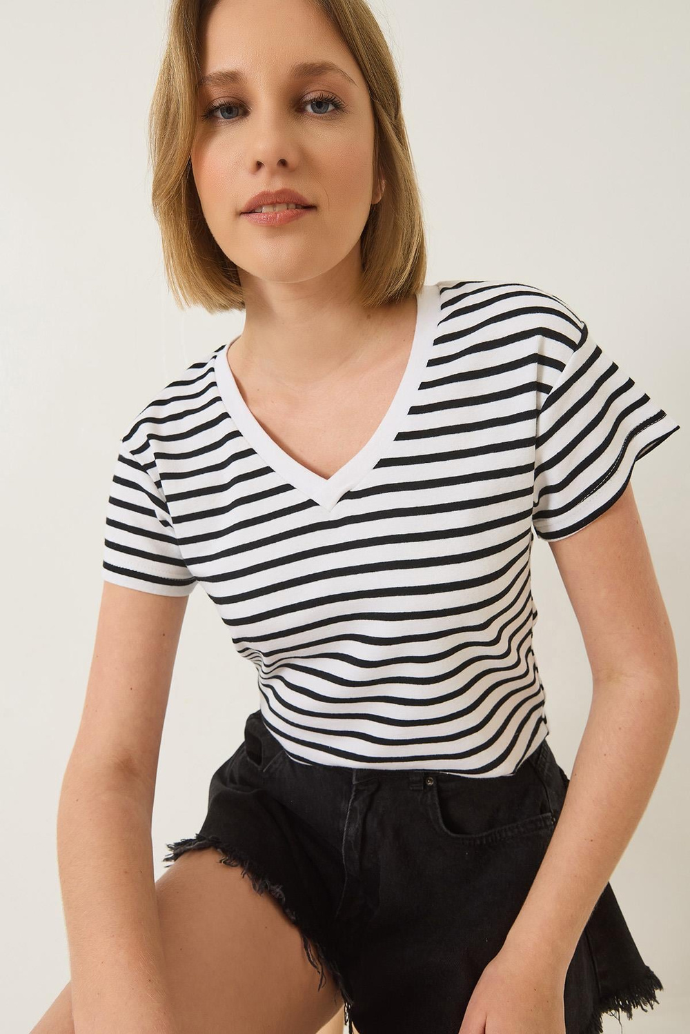 Kadın V Yaka Çizgili Rahat Kalıp Basic T-Shirt 60283205 - Siyah-Beyaz