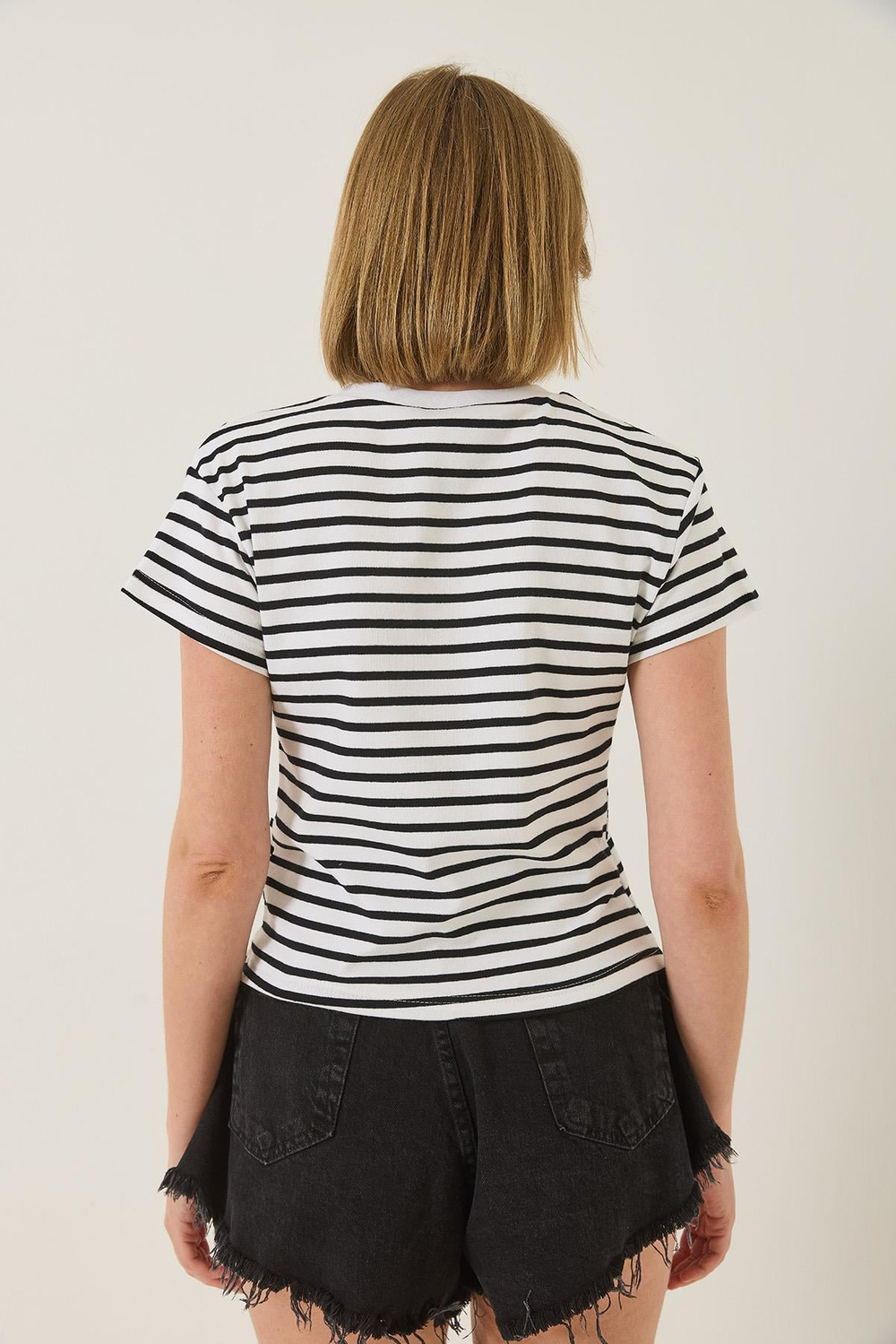 Kadın V Yaka Çizgili Rahat Kalıp Basic T-Shirt 60283205 - Siyah-Beyaz