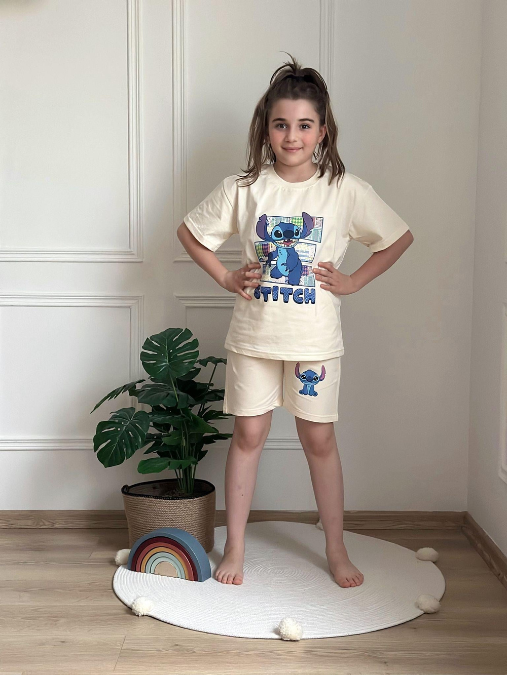 Krem Rengi Üzeri Renkli Stitch Şortlu Takım