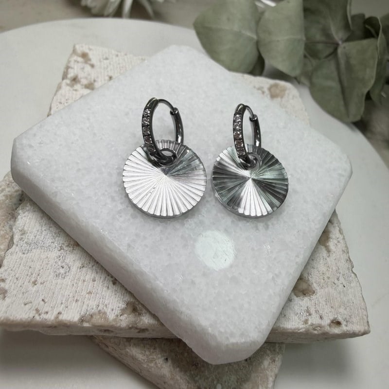 Çelik Taşlı Yuvarlak Dövme Pullu Küpe (Gümüş Renk)