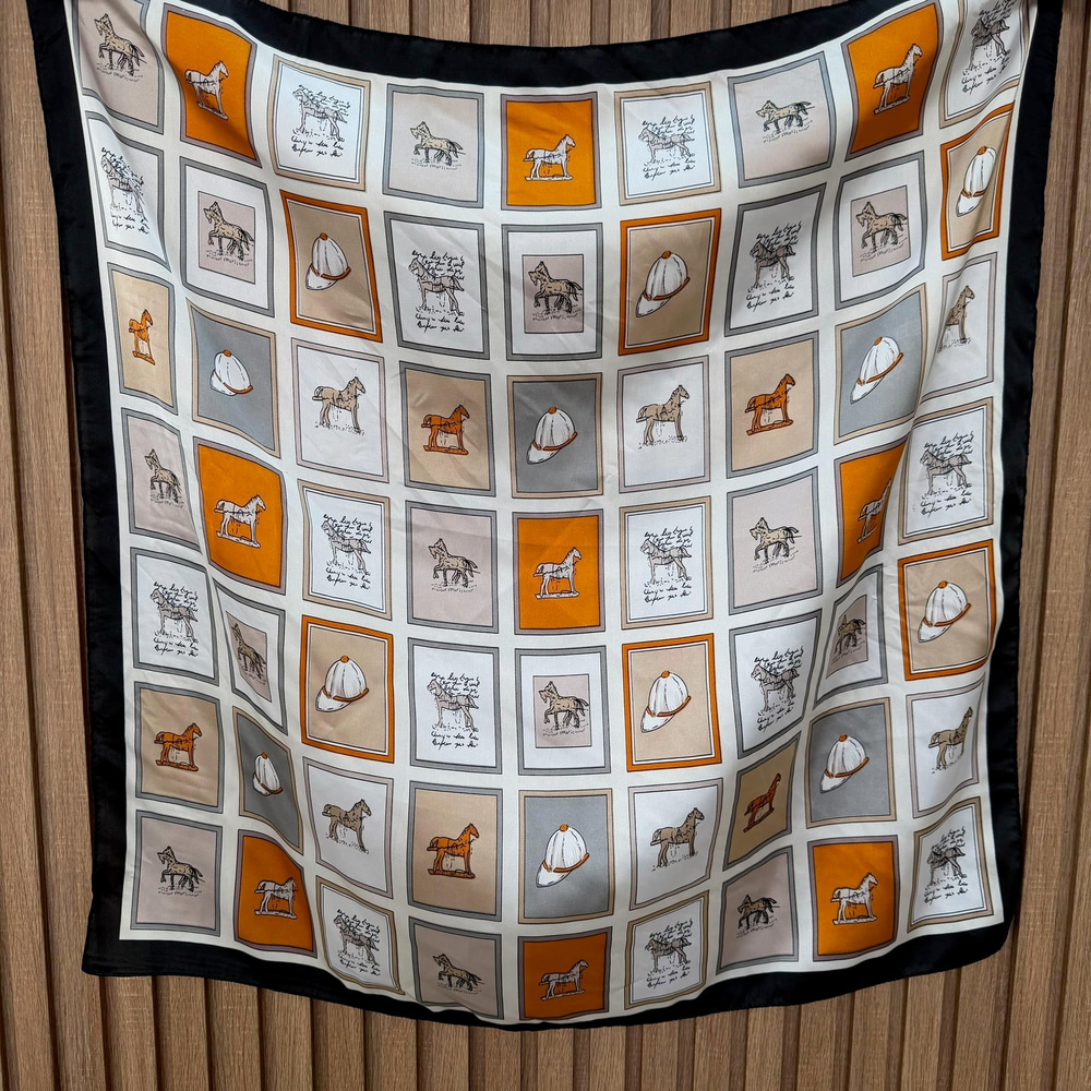 Çerçeve At Çizimli Fular (70x70)