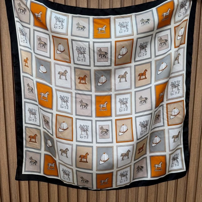 Çerçeve At Çizimli Fular (70x70)