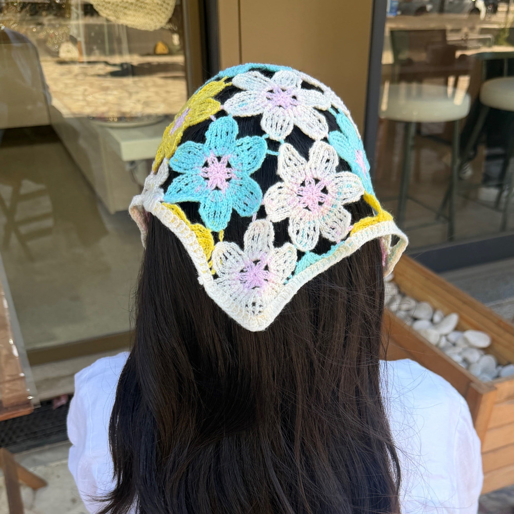 Çiçek Figürlü Örgü Bandana