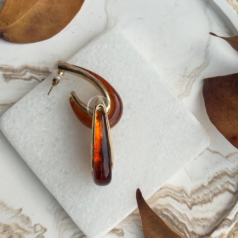 Kahverengi Akrilik Gold Detaylı Zarif Küpe