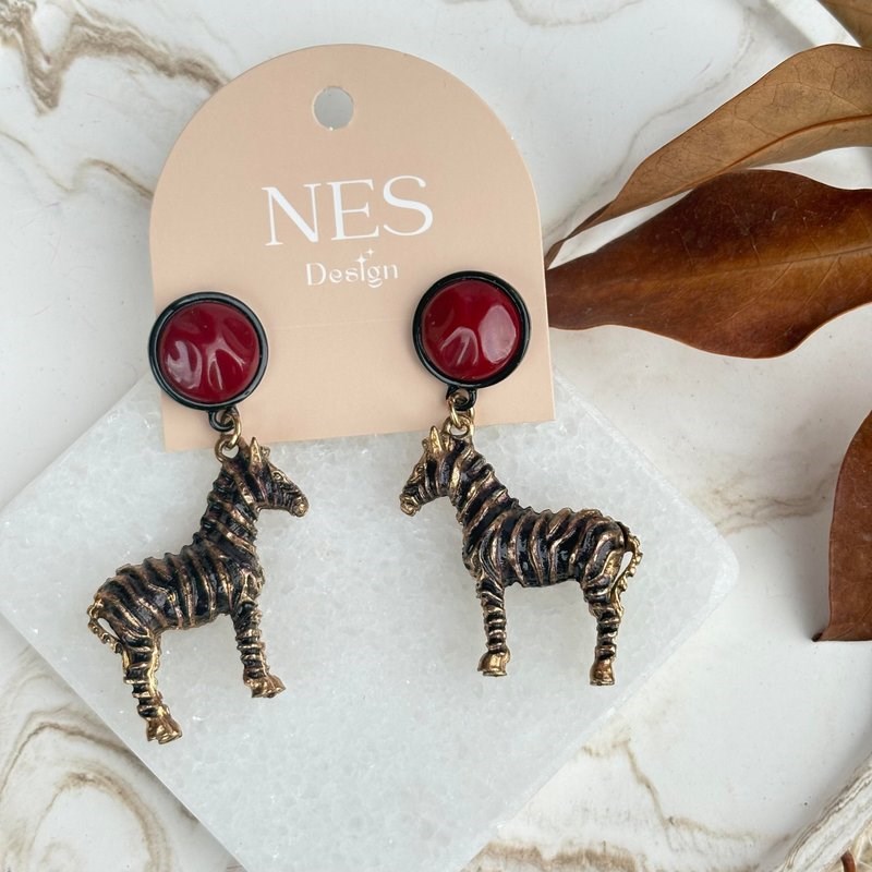 Kırmızı Bronz Zebra Sallantılı Marka Küpe