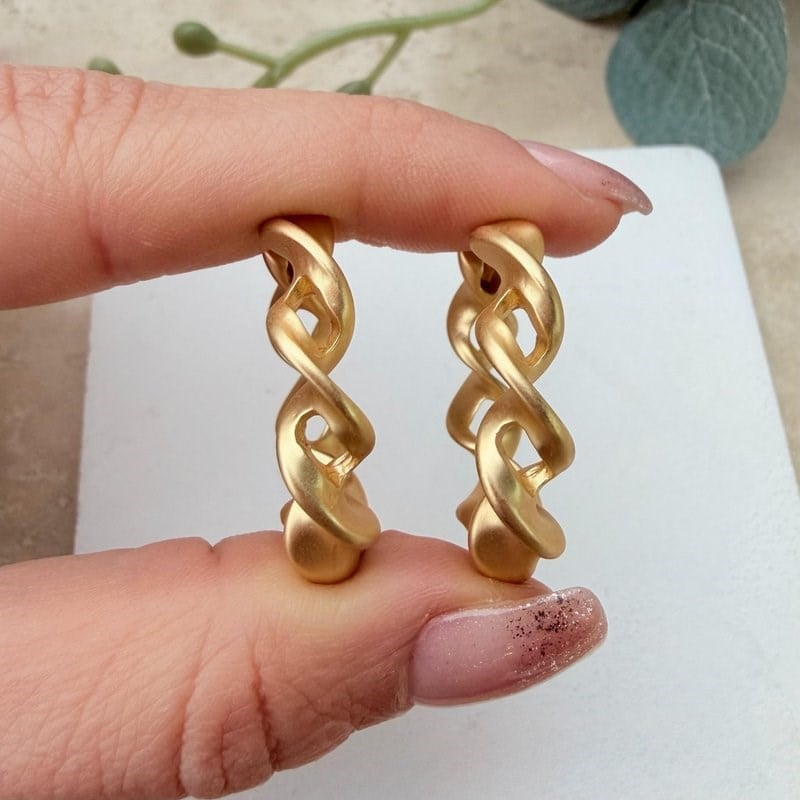 Mat Gold Kıvrımlı Halka Küpe