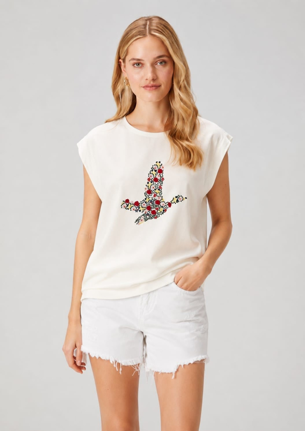 BYMN MODEL ÇİÇEK NAKIŞLI  KADIN BEYAZ  TSHIRT 