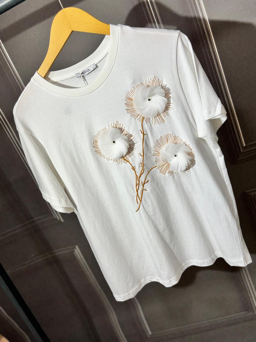 ÇİÇEK FİGÜRLİ KREM KADIN T SHIRT