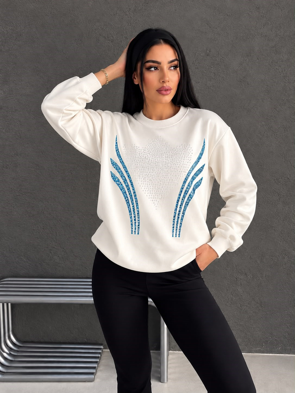 KADIN TAŞ DETAYLI BEYAZ SWEATSHIRT 
