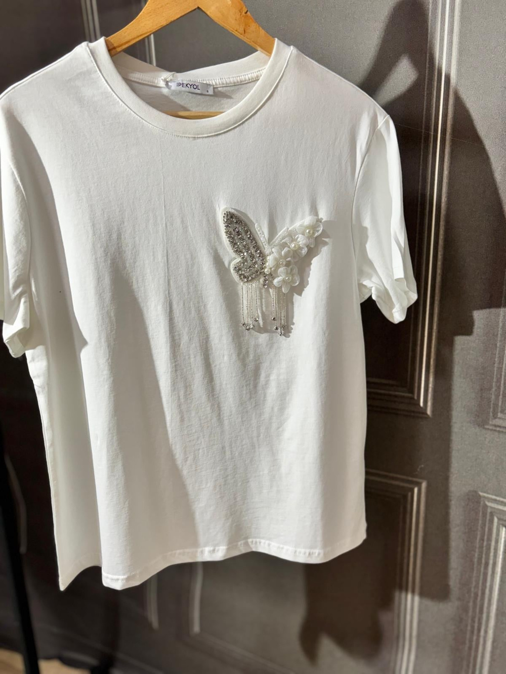 TAŞLI KELEBEK FİGÜRLÜ BEYAZ KADIN T-SHIRT