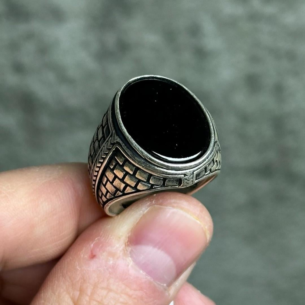 Onix Taşlı Yandan Karecik İşlemeli 925 Ayar Gümüş Erkek Yüzük 