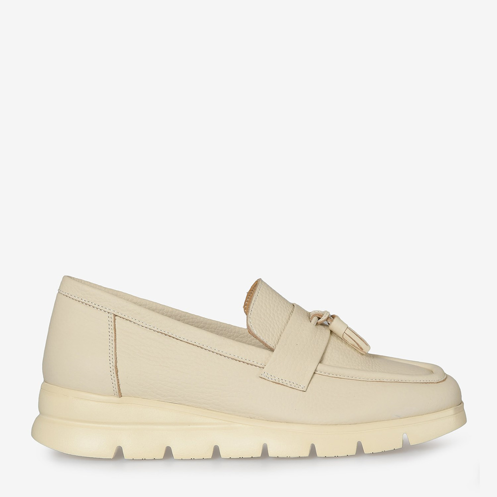 Bej Deri Püsküllü Kadın Loafer