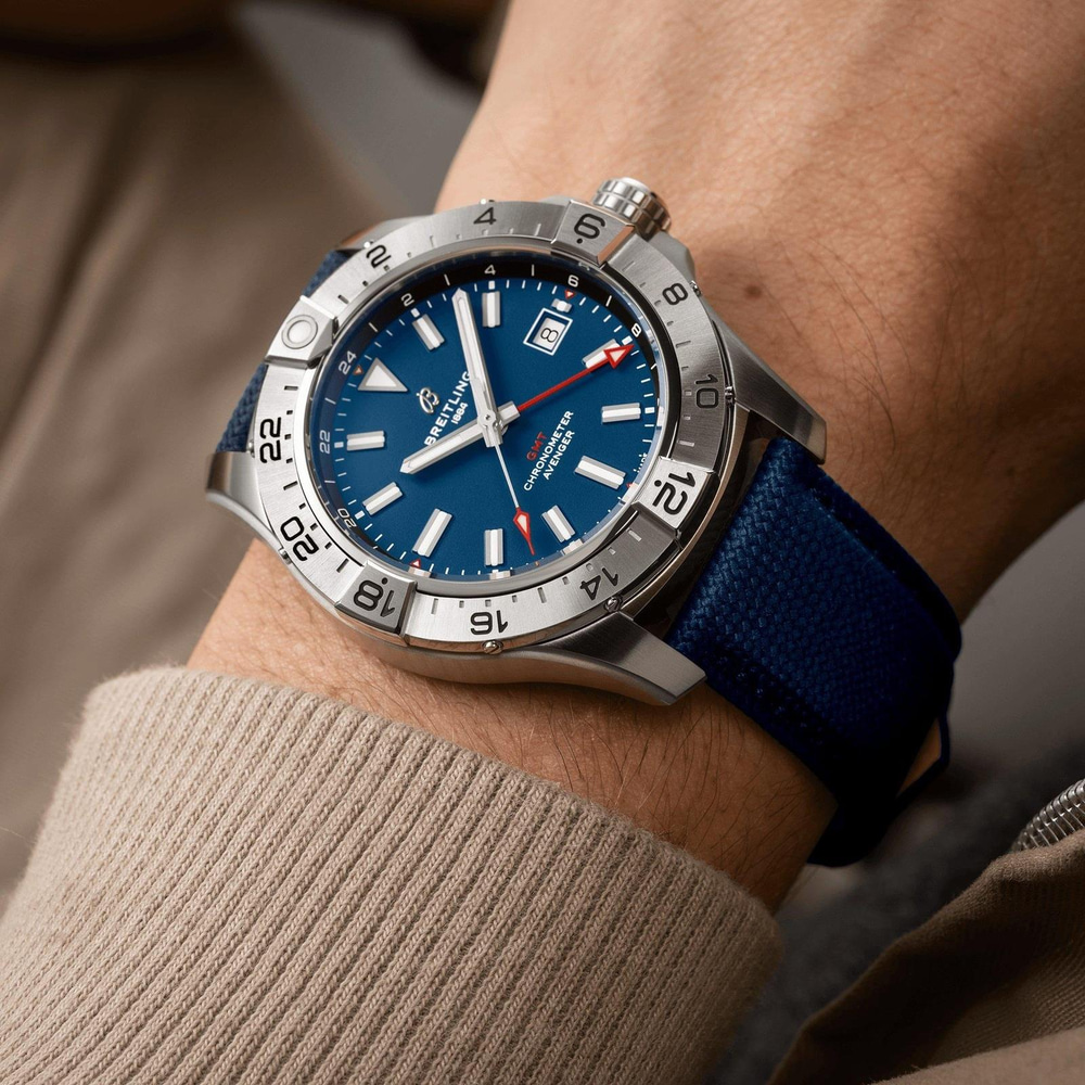 Breitling AVENGER AUTOMATIC GMT 44