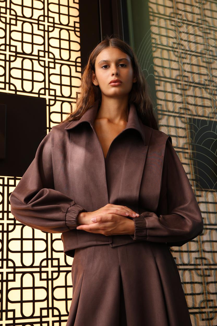 SÜET OMUZDAN PLİELİ KISA FERMUARLI MONT