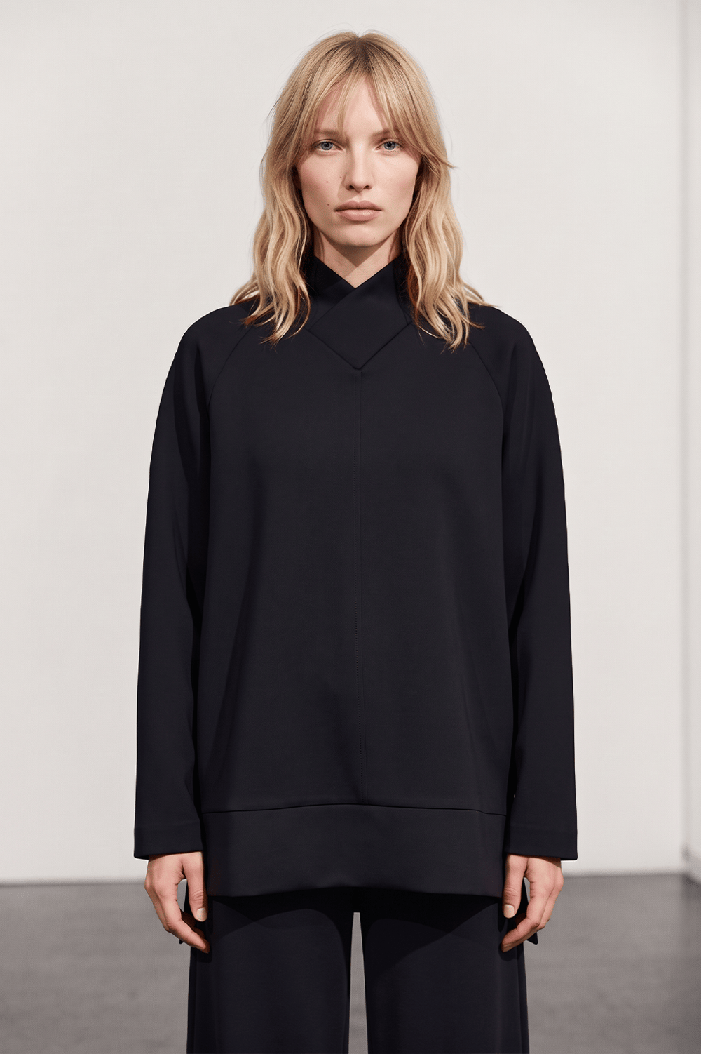 SCUBA REGLAN KOL GENİŞ V YAKA SWEATSHIRT