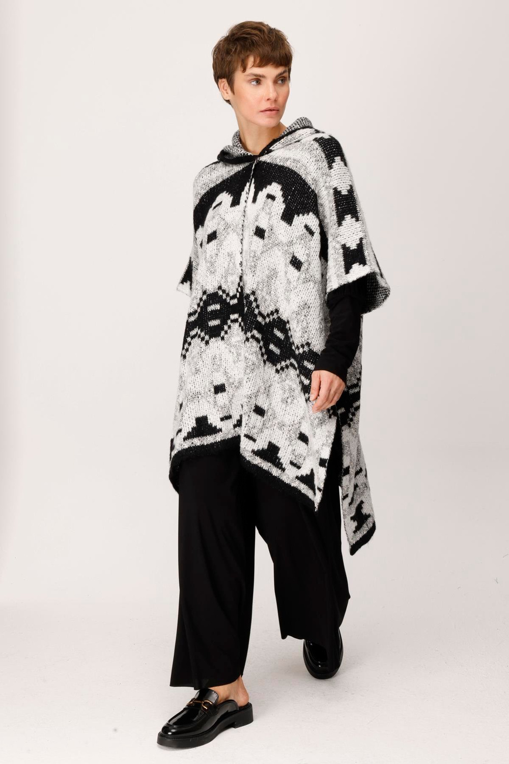 TRİKO  JAKARLI KAPŞONLU PELERİN