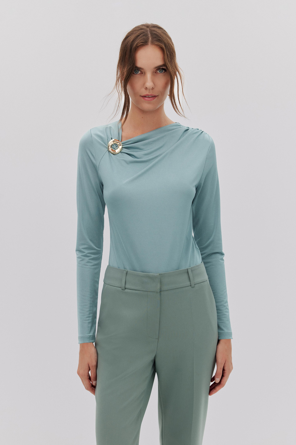BÜZGÜLÜ METAL BROŞLU BODYSUIT