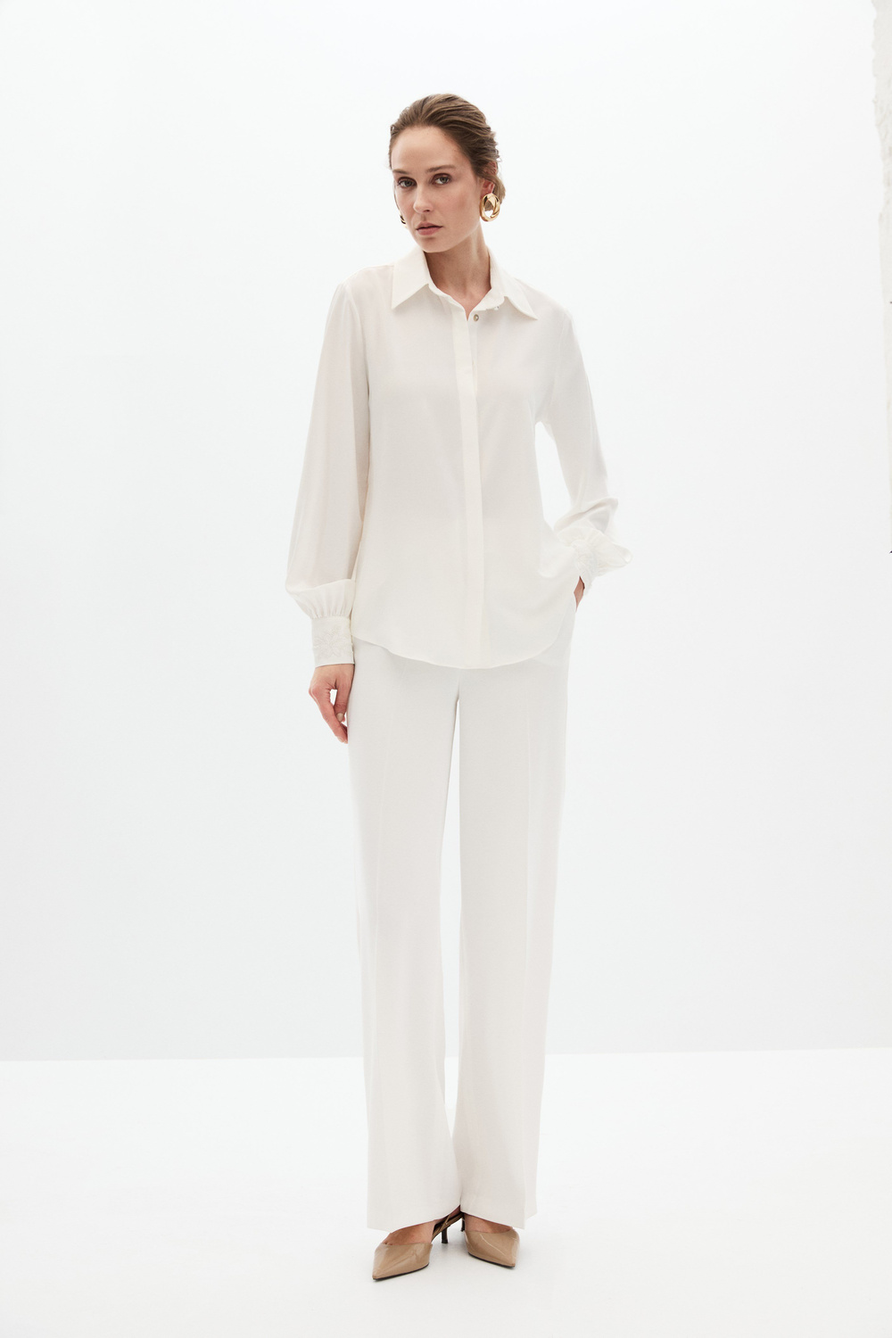 Beyaz Kolu İşlemeli Gömlek