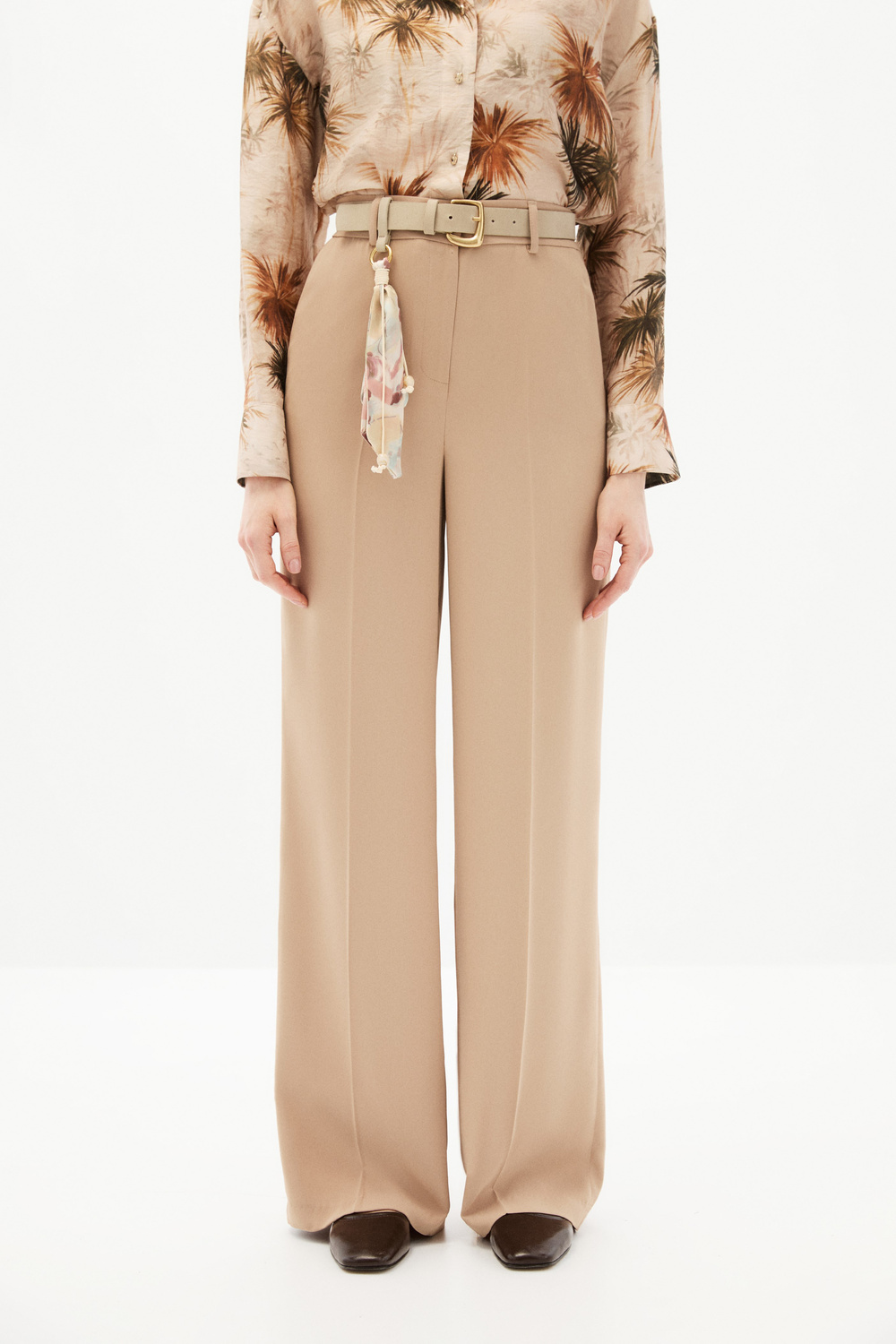 Bej Kemerli Pantolon