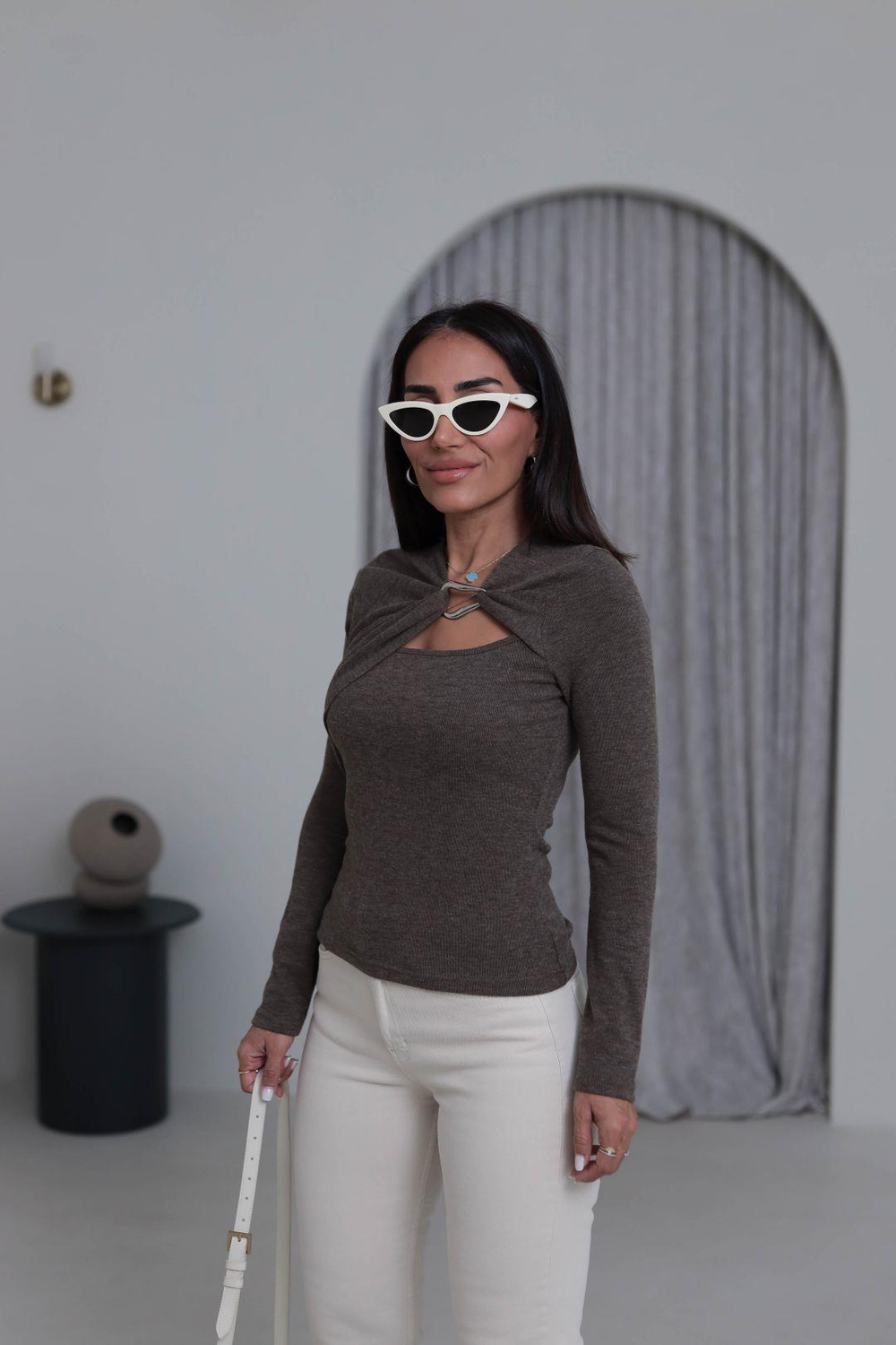 0935 Göğüs Dekolteli Aksesuar Detaylı Uzun Kollu Bluz KAHVE