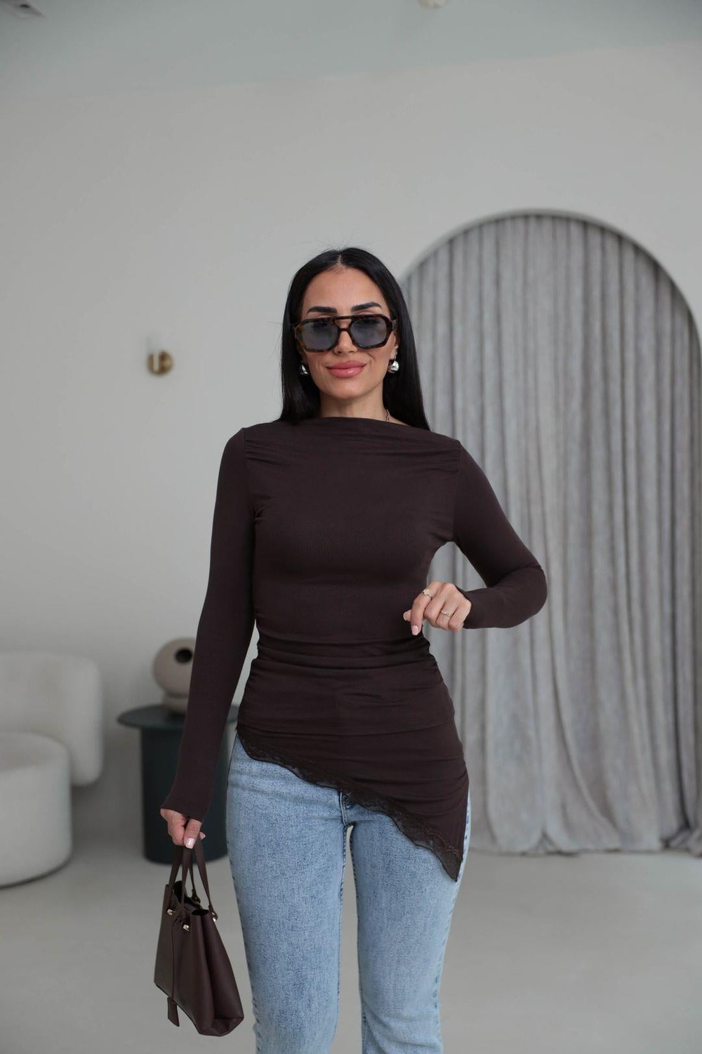 7505 Asimetrik Kesim Dantel ve Drape Detaylı Kayık Yaka Bluz ACI KAHVE