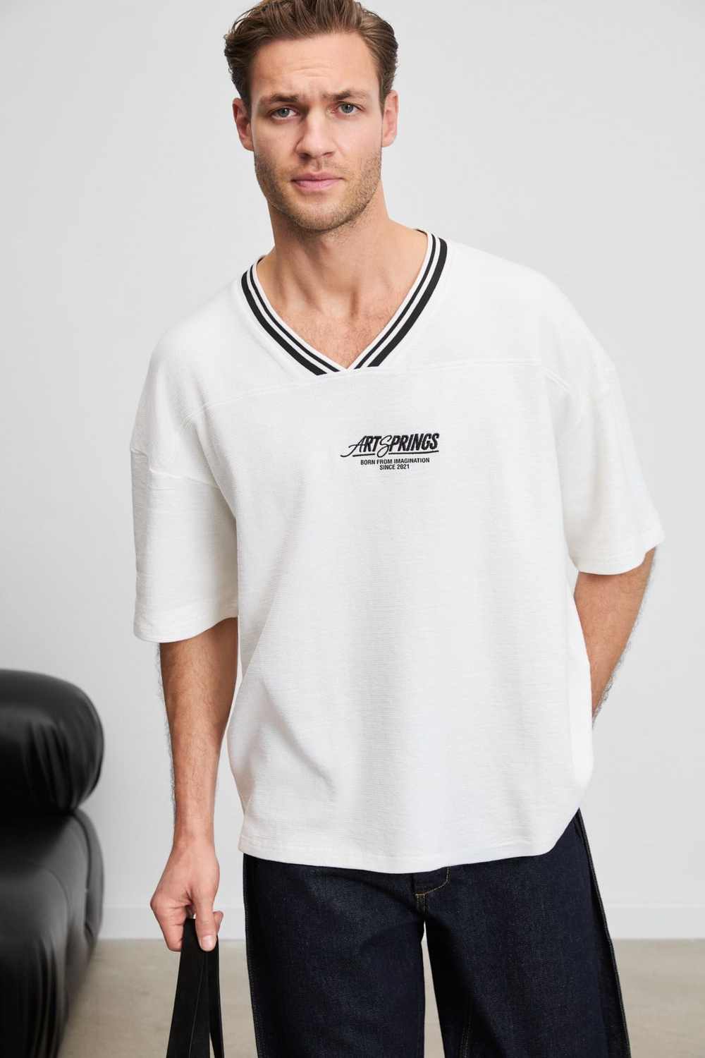 CADIZ Erkek %100 Organik Pamuklu Kontrast V Yakalı Nakış Detaylı Beyaz T-Shirt