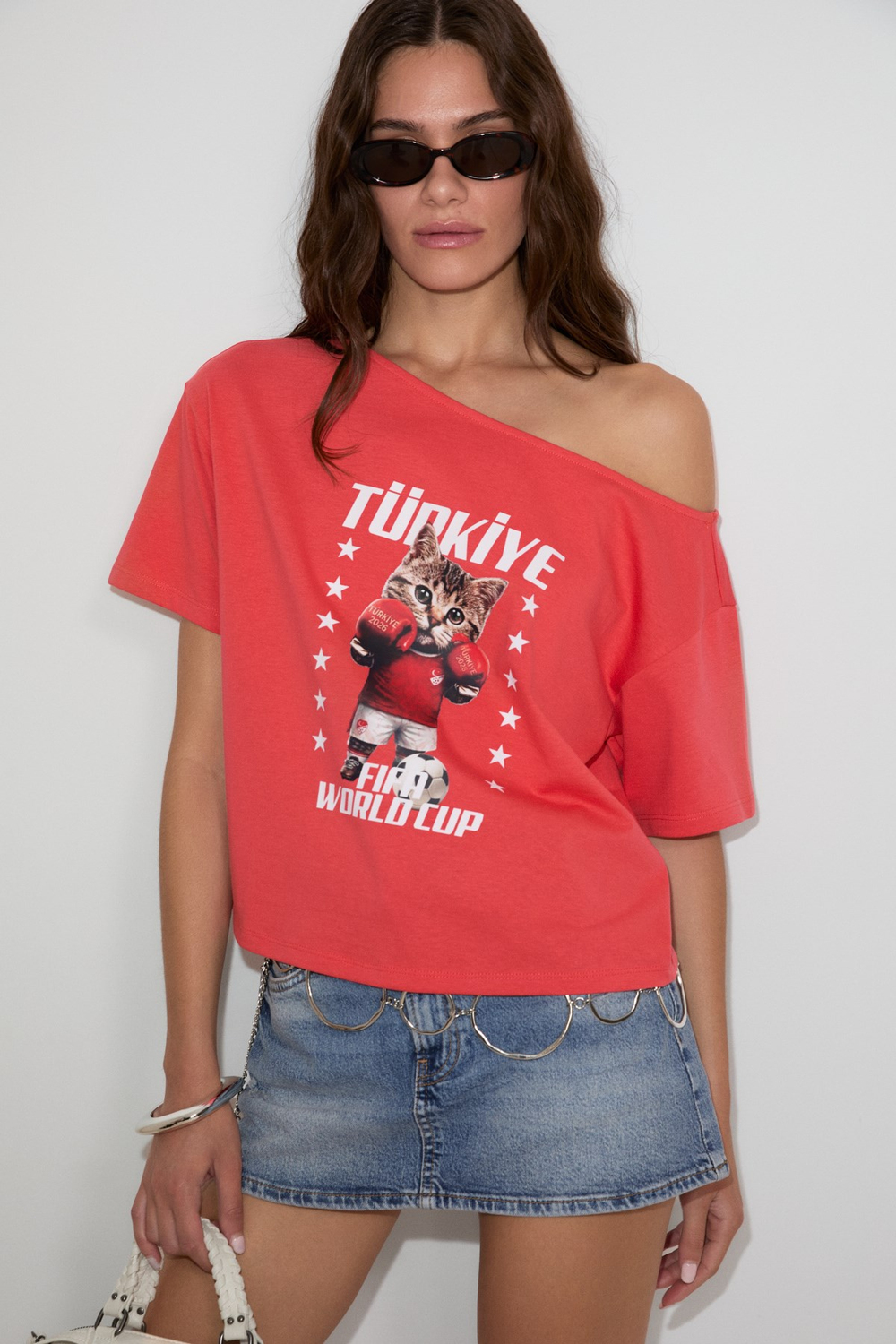 MANAIA Kadın %100 Organik Pmauklu Tek Omuzu Açık Dünya Kupasına Özel Baskılı Pembe T-Shirt